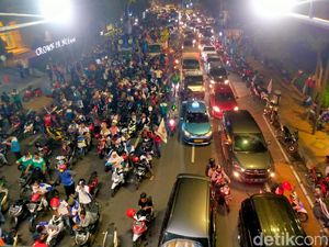 Saat Buruh Blokade Jalan Basuki Rahmat Surabaya, Parkir 6 Truk di Tengah Saat Buruh Blokade Jalan Basuki Rahmat Surabaya, Parkir 6 Truk di Tengah