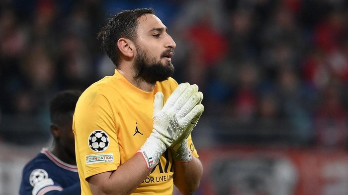 Paris Saint-Germains Italian goalkeeper Gianluigi Donnarumma pleads with the referee during the UEFA Champions League, Group A, football match RB Leipzig v Paris Saint-Germain in Leipzig, eastern Germany on November 3, 2021. (Photo by FRANCK FIFE / AFP)