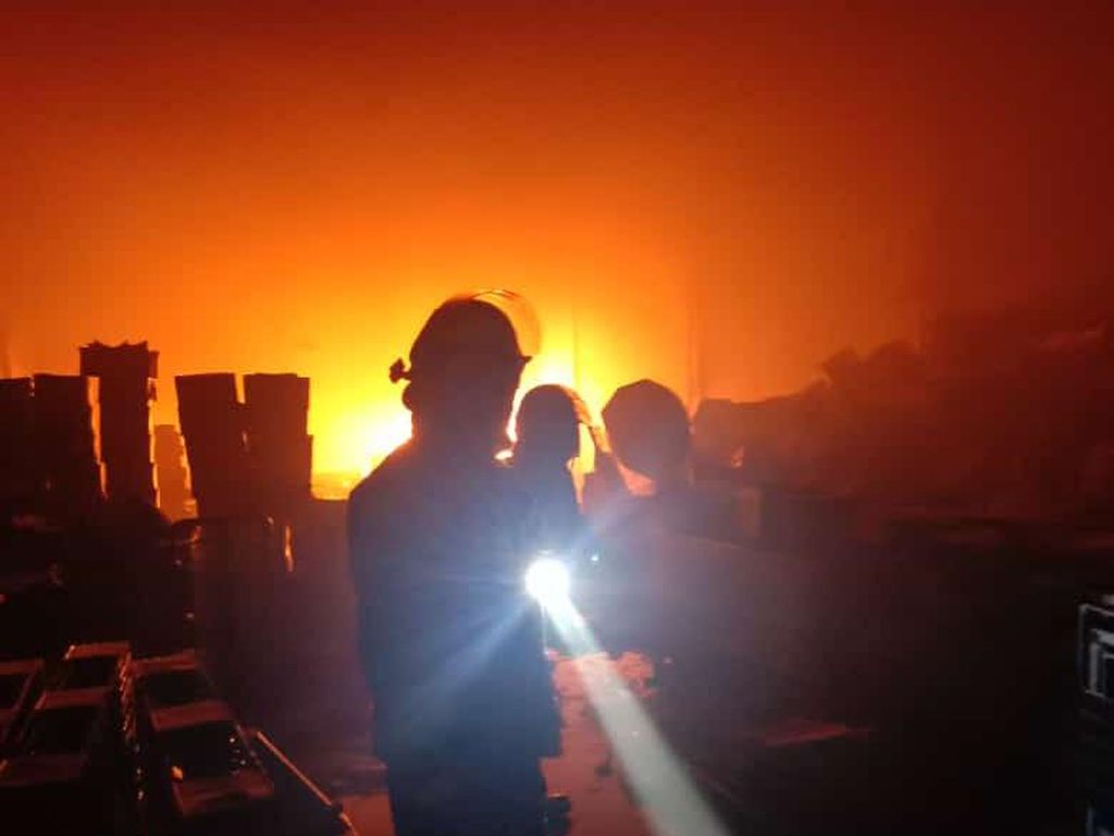 2 Gudang Makanan Ringan di Cikupa Tangerang Terbakar