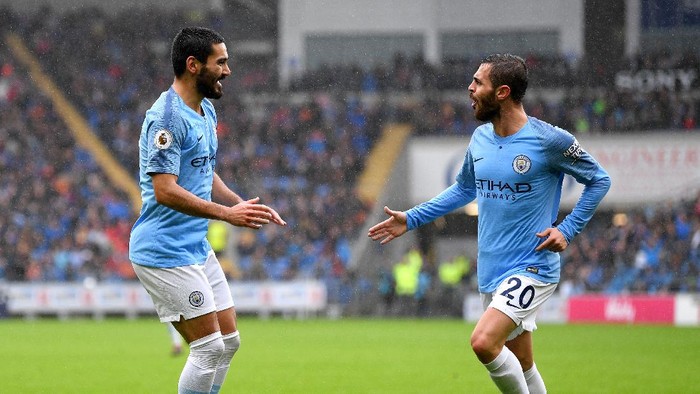 CARDIFF, WALES - SEPTEMBER 22:  Bernardo Silva of Manchester City celebrates with teammate Ilkay Gundogan after scoring his teams second goal during the Premier League match between Cardiff City and Manchester City at Cardiff City Stadium on September 22, 2018 in Cardiff, United Kingdom.  (Photo by Dan Mullan/Getty Images)