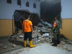 Longsor di Blitar Jebol Tembok Musala-Rumah hingga Putus Akses Antar Desa