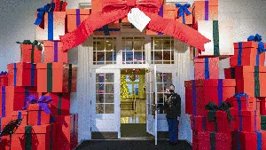Indahnya Dekorasi Gedung Putih Jelang Natal