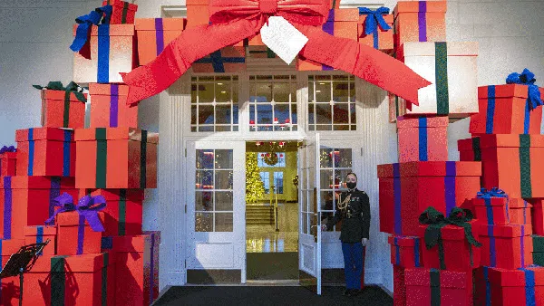 Indahnya Dekorasi Gedung Putih Jelang Natal