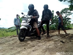 Duh, 7 Km Jalan Rusak di Ponorogo Ini Sering Bikin Kendaraan Jadi Patung