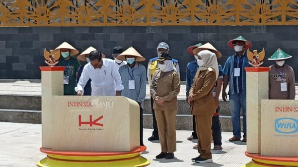 Potret Jokowi Resmikan Bendungan Tugu di Trenggalek