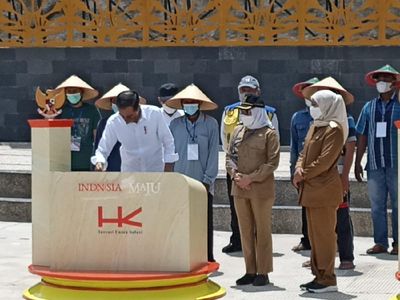 Potret Jokowi Resmikan Bendungan Tugu di Trenggalek