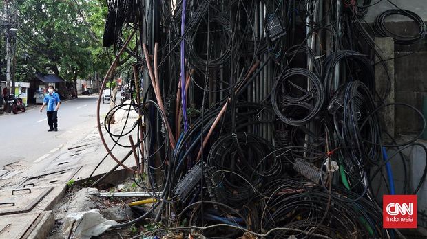 Kabel utilitas semrawut di kawasan Kuningan Barat, Jakarta. Indonesia/Safir Makki