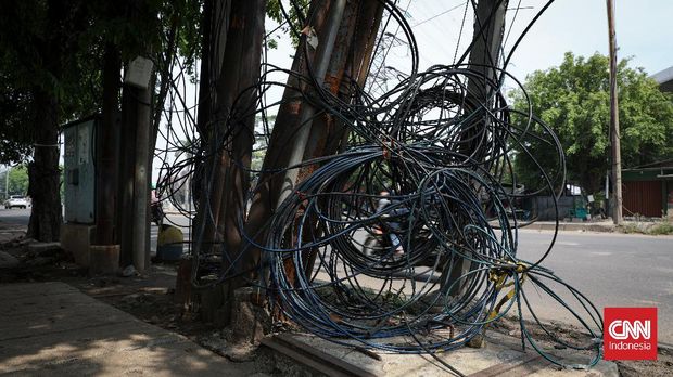 Kabel utilitas yang semrawut di kawasan Pulo Gadung, Jakarta. Indonesia/Safir Makki