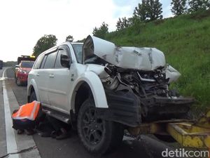Minibus Seruduk Truk di Tol Cipali, Dua Orang Tewas