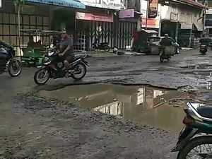 Jalan di Perdagangan Simalungun Rusak Parah, Lubangnya Selebar Kolam