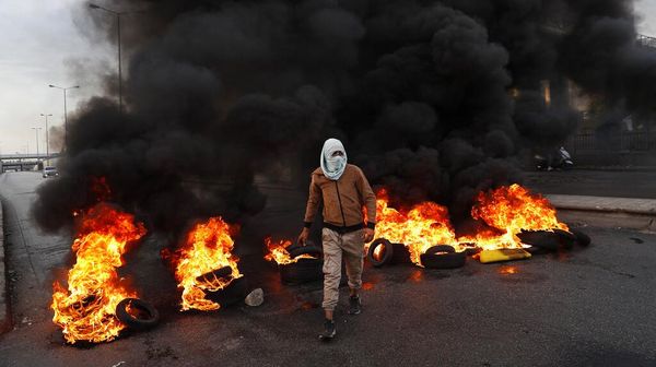 Momen Warga Lebanon Blokir Jalan Protes Krisis Ekonomi