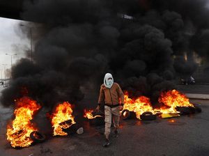 Momen Warga Lebanon Blokir Jalan Protes Krisis Ekonomi Momen Warga Lebanon Blokir Jalan Protes Krisis Ekonomi