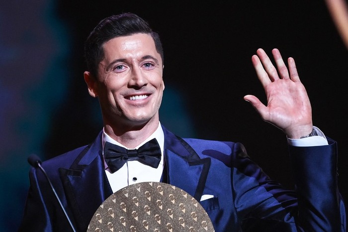 Bayern Munichs Polish forward Robert Lewandowski waves on stage after being awarded the Striker of the Year award  the 2021 Ballon dOr France Football award ceremony at the Theatre du Chatelet in Paris on November 29, 2021. (Photo by FRANCK FIFE / AFP)