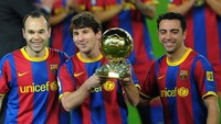 Bola Emas kedua Messi diraih satu tahun kemudian. Kali ini Messi mengungguli dua rekan satu timnya semasa di Bercelona, Andrés Iniesta dan Xavi. Foto: AFP/LLUIS GENE