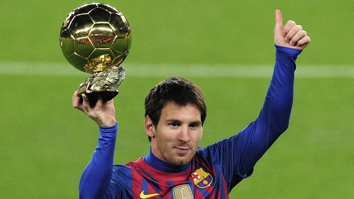 Barcelona's Argentinian forward Lionel Messi poses with the 2011 Ballon d'Or on January 15, 2012 before the Spanish Cup football match opposing FC Barcelona to Real Betis at the Camp Nou stadium in Barcelona. AFP PHOTO/ JOSEP LAGO (Photo by JOSEP LAGO / AFP)