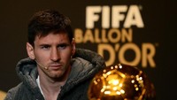 Ballon dOr keempat secara beruntun diraih Messi pada 2012. Lagi-lagi Ronaldo jadi runner-up, dengan Iniesta di posisi ketiga. Foto: AFP/OLIVIER MORIN