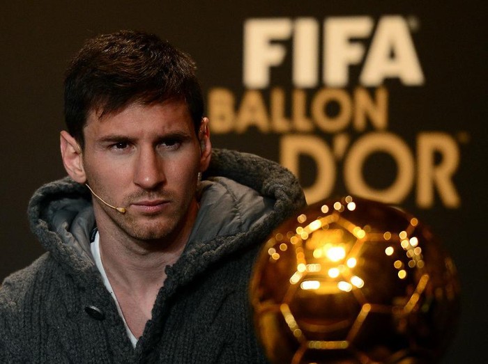 Argentina's Lionel Messi  looks at the Ballon d'Or trophy on January 7, 2013 at the Kongresshaus, ahead of the Fifa 2012 Ballon d'Or award ceremony in Zurich. AFP PHOTO / OLIVIER MORIN (Photo by OLIVIER MORIN / AFP)
