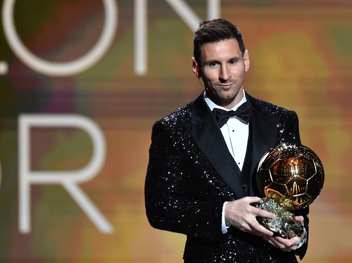 PARIS, FRANCE - NOVEMBER 29: Lionel Messi is awarded with his seventh Ballon D'Or award during the Ballon D'Or Ceremony at Theatre du Chatelet on November 29, 2021 in Paris, France. (Photo by Aurelien Meunier/Getty Images)