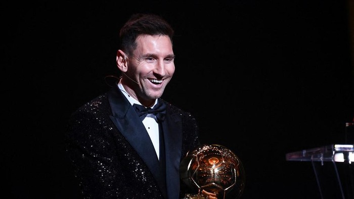 Paris Saint-Germains Argentine forward Lionel Messi poses after being awarded the the Ballon dOr award during the 2021 Ballon dOr France Football award ceremony at the Theatre du Chatelet in Paris on November 29, 2021. (Photo by FRANCK FIFE / AFP)