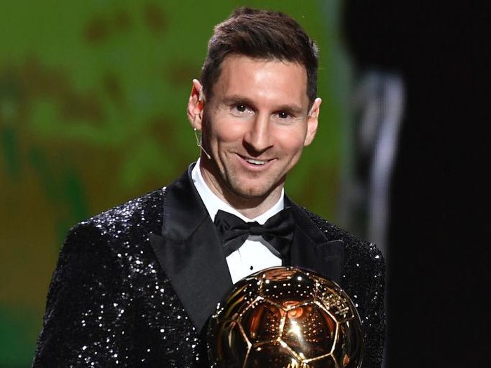 PARIS, FRANCE - NOVEMBER 29: Lionel Messi is awarded with his seventh Ballon DOr award during the Ballon DOr Ceremony at Theatre du Chatelet on November 29, 2021 in Paris, France. (Photo by Aurelien Meunier/Getty Images)