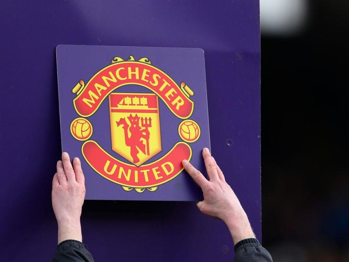 LONDON, ENGLAND - FEBRUARY 09: The Manchester United club badge is put up on the board during the Premier League match between Fulham FC and Manchester United at Craven Cottage on February 09, 2019 in London, United Kingdom. (Photo by Catherine Ivill/Getty Images)