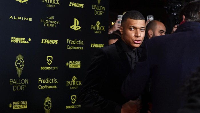 Mbappe PARIS, FRANCE - NOVEMBER 29: Kylian MbappΓ© (FRA/PSG) attends the Ballon D'Or photocall at Theatre du Chatelet on November 29, 2021 in Paris, France. (Photo by Aurelien Meunier/Getty Images)