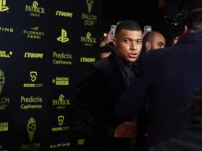PARIS, FRANCE - NOVEMBER 29: Kylian Mbappé (FRA/PSG) attends the Ballon D'Or  photocall at Theatre du Chatelet on November 29, 2021 in Paris, France. (Photo by Aurelien Meunier/Getty Images)