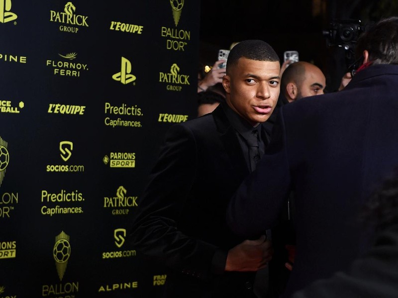 PARIS, FRANCE - NOVEMBER 29: Kylian Mbappé (FRA/PSG) attends the Ballon D'Or  photocall at Theatre du Chatelet on November 29, 2021 in Paris, France. (Photo by Aurelien Meunier/Getty Images)