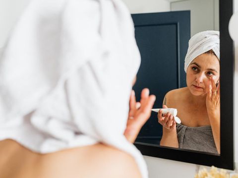 Memakai eye cream/Foto: Pexels/Karolina Grabowska