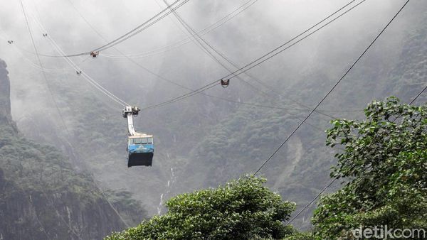 Menjajal Kereta Gantung Tertinggi di Indonesia