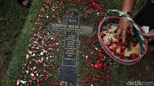 Misa Arwah Penuh Khidmad di Makam COVID-19 Rorotan
