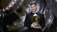 Dilansir dari ESPN, Lionel Messi lagi serba tujuh. Sudah tujuh penghargaan pemain terbaik FIFA didapatnya dan samai jumlah koleksi penghargaan Ballon dOr-nya yang berjumlah tujuh (AP)