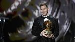 Momen Manis Lionel Messi Terima Trofi Ballon dOr Ketujuh dari Suarez