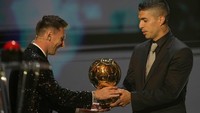 Momen ini terasa kian spesial karena Trofi Bola Emas itu diserahkan langsung oleh sahabatnya, Luis Suarez.  
