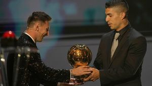 Momen Manis Lionel Messi Terima Trofi Ballon dOr Ketujuh dari Suarez
