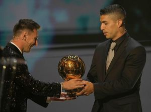 Momen Manis Lionel Messi Terima Trofi Ballon dOr Ketujuh dari Suarez