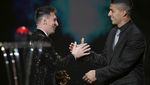 Momen Manis Lionel Messi Terima Trofi Ballon dOr Ketujuh dari Suarez