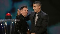 Dengan diiringi tepuk tangan, Suarez membawa trofi Ballon dOr tersebut dengan tangannya sendiri. Penyerang Uruguay itu lantas menyerahkannya kepada Messi. Keduanya lalu bersalaman dan saling berpelukan, tanda bahwa persahabatan mereka masih erat.  
