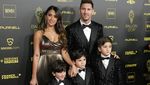 Momen Manis Lionel Messi Terima Trofi Ballon dOr Ketujuh dari Suarez