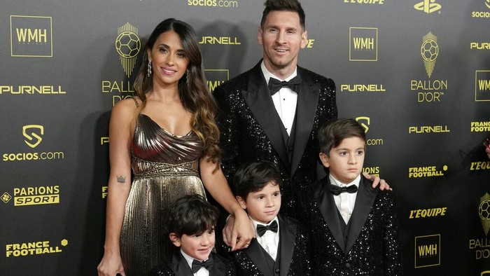 Momen Manis Lionel Messi Terima Trofi Ballon d'Or Ketujuh dari Suarez PSG player Lionel Messi receives the 2021 Ballon d'Or trophy from his former Barcelona teammate Luis Suarez during the 65th Ballon d'Or ceremony at Theatre du Chatelet, in Paris, Monday, Nov. 29, 2021. (AP Photo/Christophe Ena)