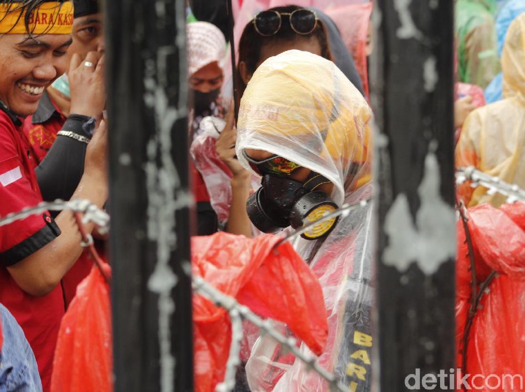 Jokowi Minta Aturan JHT Direvisi, Buruh Jabar: Harusnya Cabut!