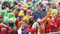 Hujan Deras Warnai Demo Buruh di Gedung Sate
