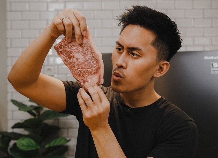 Para pecinta daging wajib pantau sosial media Dimas si Kang Daging (Foto: instagram/@dimsthemeatguy)