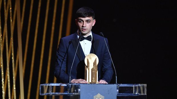PARIS, FRANCE - NOVEMBER 29: Pedri Gonzalez (ES/FC Barcelona) is awarded with the Kopa Trophy during the the Ballon D'Or ceremony at Theatre du Chatelet on November 29, 2021 in Paris, France. (Photo by Aurelien Meunier/Getty Images)