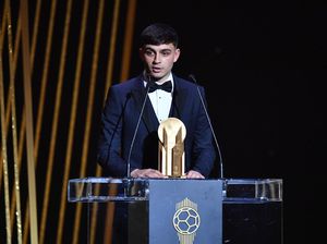 Pedri Raih Kopa Trophy, Messi Kasih Tatapan seperti Ini