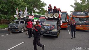 Penampakan Konvoi Demo Buruh di Surabaya Bikin Macet