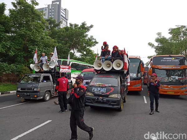 Penampakan Konvoi Demo Buruh di Surabaya Bikin Macet