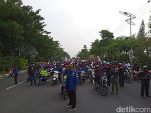Sepanjang Jalan yang Dilewati Aksi Buruh di Surabaya Macet Total