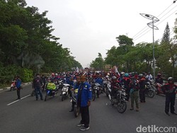 Sepanjang Jalan yang Dilewati Aksi Buruh di Surabaya Macet Total