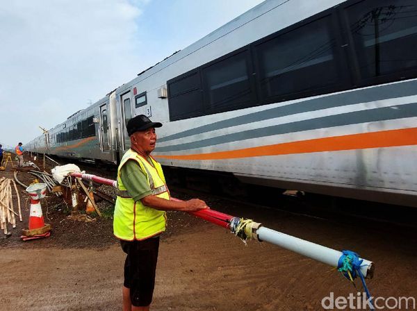 Potret Penjaga Perlintasan KA Berpanas-panasan Demi Keselamatan Pengendara